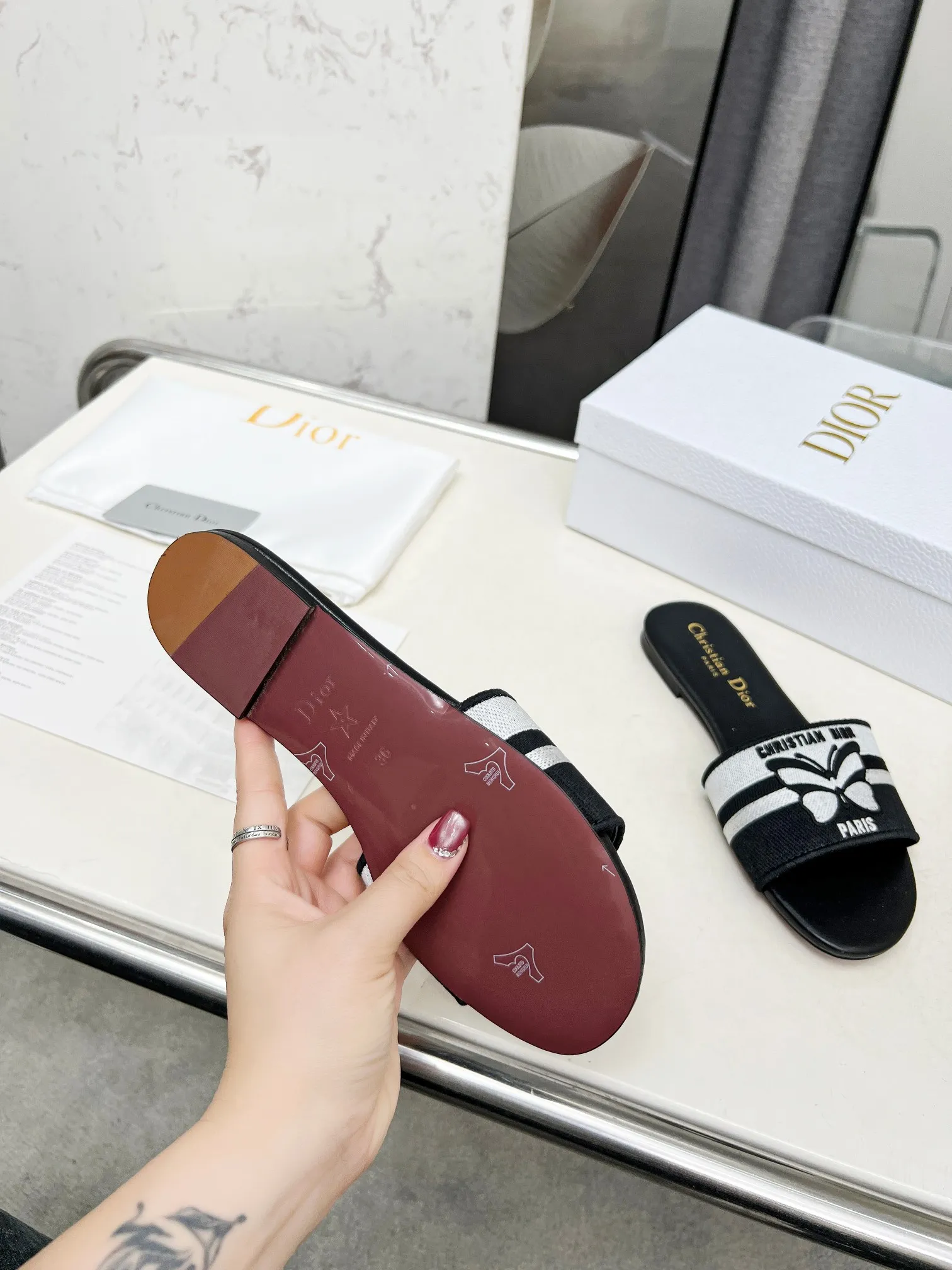 👟👟Ex-factory price 280👟👟 Genuine leather sole +30 CD•Dior women's presbyopic embroidered leather sole slippers Christian Dior has always been synonymous with magnificence and elegance, and has always been at the top of the fashion palace👍 What is particularly worth mentioning is: the embroidered ✨ pattern on the sole reproduces one of the cherished symbols of Christian Dior✅ More than a hundred colors to choose from ◽️️Upper: Selected top-quality embroidered cotton ◽️Inner lining: imported sheepskin ◽Number 35-40 (customized at 41.42.43)